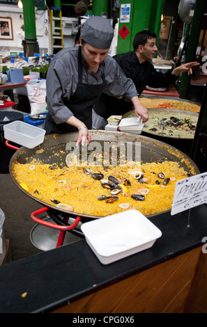 Pressione di stallo di paella, Borough Market, Londra, Inghilterra, STATI UNITI D'AMERICA Foto Stock