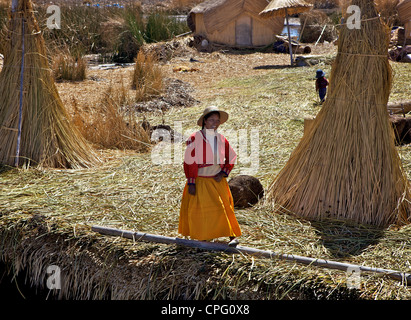 L Aymara girl, Uros Island, il lago Titicaca, Perù, Sud America Foto Stock