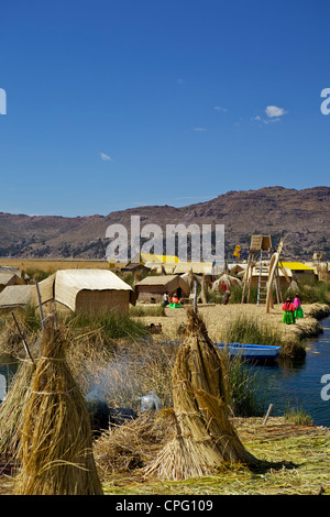 Il Perù, il lago Titicaca, isole galleggianti di Uros persone, tradizionali case di reed, Sud America Foto Stock