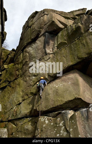 Rocciatore sul crack a Cratcliffe rocce del Peak District, Derbyshire, Regno Unito Foto Stock