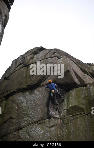 Rocciatore sul crack a Cratcliffe rocce del Peak District, Derbyshire, Regno Unito Foto Stock