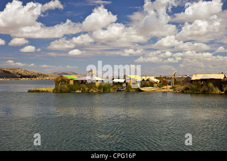 Reed tradizionali case del popolo Uros, Perù Lago Titicaca, isole galleggianti Foto Stock