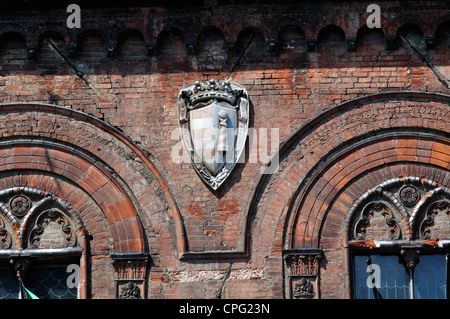 L'Italia, Lombardia, Cremona, Piazza del Comune, Municipio dettaglio facciata emblema della città Foto Stock