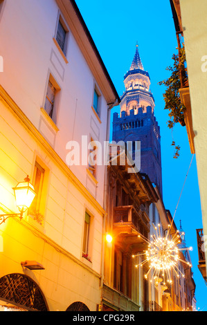 L'Italia, Lombardia, Cremona, il Torrazzo, Torre della cattedrale, le luci di Natale Foto Stock