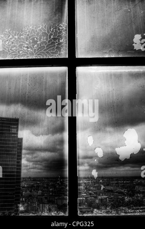 Panorama di Milano (Italia) visto da una finestra abbandonata grattacielo Foto Stock