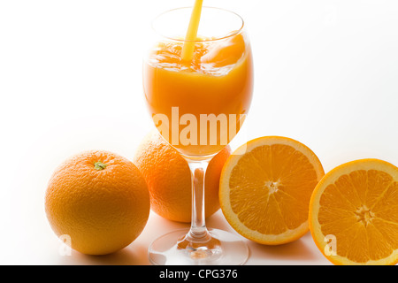 Riempimento di succo di vetro con arance Foto Stock