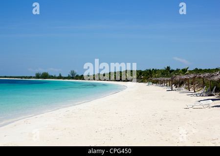 Spiaggia caraibica in Cayo Las Brujas, in un'isola circondata da barriere coralline e acque cristalline e spiagge di sabbia bianca. Foto Stock