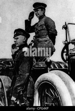 Alexander Fyodorovich Kerensky, 4.5.1881 - 11.6.1970, politico russo, primo ministro russo 21.7.1917 - 7.11.1917, a metà lunghezza, in uniforme, saluting, 1917, Foto Stock