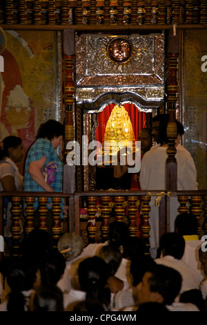 Golden Casket contenente la reliquia del dente, tempio del Dente o Sri Dalada Maligawa, Kandy, Sri Lanka Foto Stock