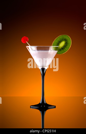 Un sfondo illustrato con una vista di un bel cocktail con lamponi e kiwi. Foto Stock