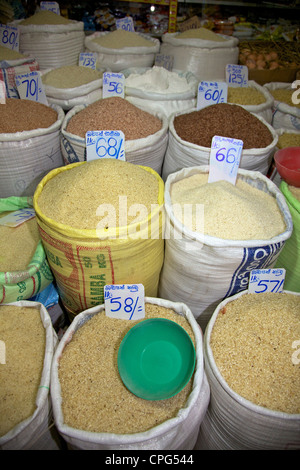 Varietà di riso per la vendita al mercato di Kandy, Sri Lanka, Asia Foto Stock
