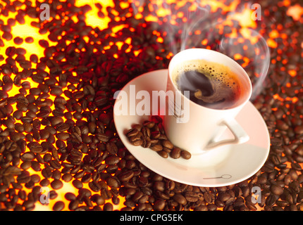 Tazza di caffè tostato sopra i chicchi di caffè Foto Stock