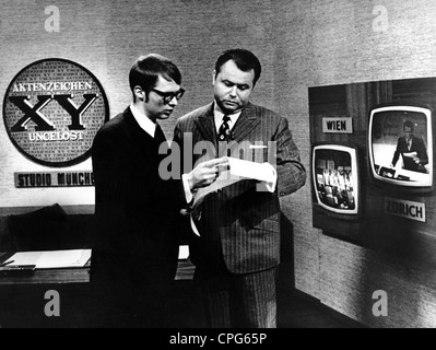 Zimmermann, Eduard, 4.2.1929 - 19.9.2009, giornalista tedesco, presentatore TV, a metà lunghezza, nella serie TV Aktenzeichen XY ungeloest (file Sign XY Unsolved), con Peter Hohl, 1970, Foto Stock