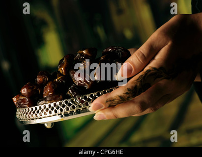 La donna araba henna sulle mani date Foto Stock