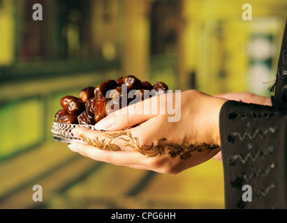 La donna araba henna sulle mani date Foto Stock