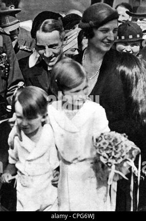 Astrid, 17.11.1905 - 29.8.1935, Regina Consort dei belgi 17.2.1934 - 29.8.1935, con i figli principessa Josephine Charlotte e principe ereditario Baudouin, 'De Woche', 4.9.1935, Foto Stock