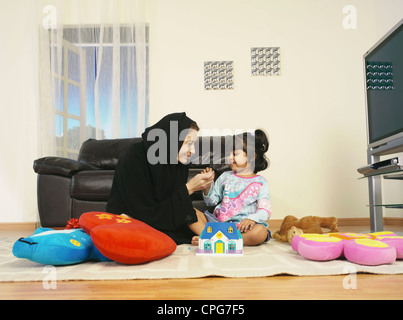 Madre araba giocare la figlia Foto Stock