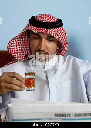 Uomo arabo leggendo il giornale Foto Stock