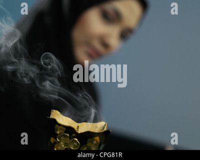 La donna araba di contenimento bruciatore di incenso Foto stock - Alamy