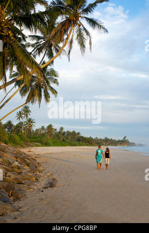 Coppia giovane di camminare sulla spiaggia a Weligama, South Coast, Sri Lanka, Asia Foto Stock