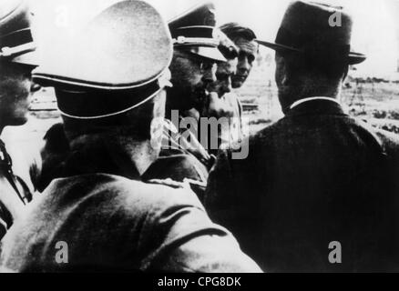 Himmler, Heinrich, 7.10.1900 - 23.5.1945, politico tedesco (NSDAP), Reichsführer-SS, visita al campo di concentramento di Auschwitz - Birkenau, 1942, a destra: Max Faust di IG Farben, Foto Stock