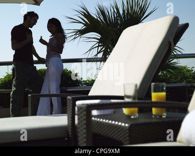 Coppia giovane accanto alla piscina. Foto Stock