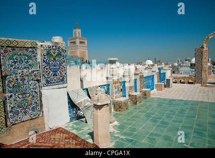 Tunisi, Tunisia - tradizionalmente terrazza pavimentata la medina di Tunisi Tunisia con vista sul minareto della moschea Al-Zaytuna Foto Stock