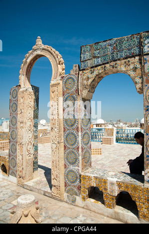 Tunisi, Tunisia - antico arco rivestito di piastrelle in un tetto del Palais d' Orient. Foto Stock