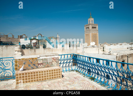 Tunisi, Tunisia - tradizionalmente terrazza pavimentata la medina di Tunisi Tunisia con vista sul minareto della moschea Al-Zaytuna Foto Stock