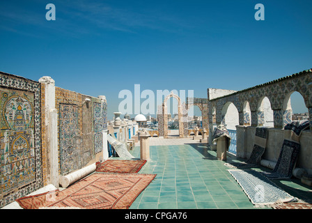 Tunisi, Tunisia - tradizionalmente terrazza pavimentata a Tunisi con tappeto in mostra. Foto Stock