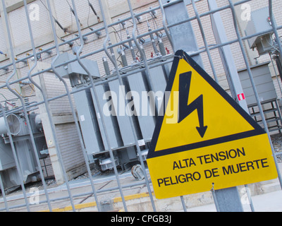 Alta tensione, pericolo di morte, segno scritto in lingua spagnola elettrico esterno sub-stazione, Torremolinos, Spagna. Foto Stock