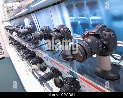 Righe di fotocamere reflex digitali per la vendita in uscita di FNAC, La Cañada shopping centre, Marbella, Spagna Foto Stock
