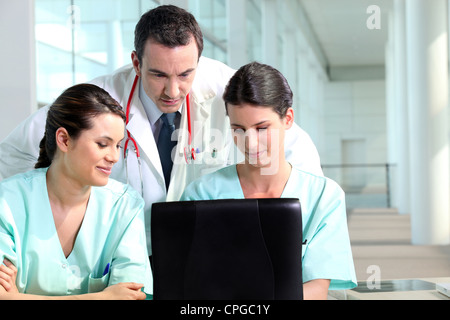 Medico residente a parlare con stagisti Foto Stock