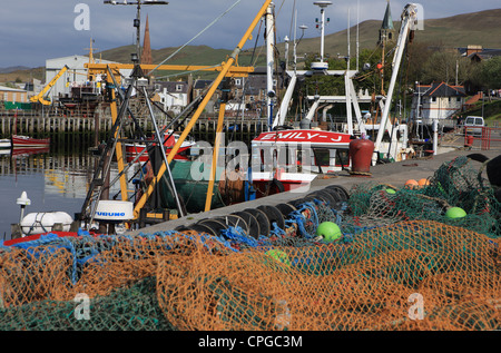 Barche da pesca e reti a Girvan Harbour in Ayrshire in Scozia Foto Stock