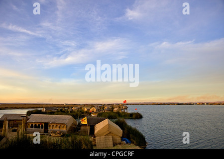 Isole galleggianti di Uros persone, tradizionali barche reed e reed case, il lago Titicaca, Perù, Sud America Foto Stock