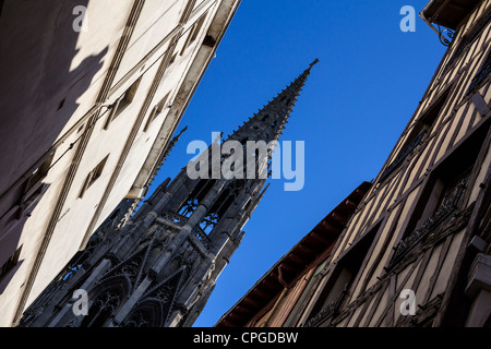 Architettura e la guglia di Eglise Saint-Ouen a rue des Fossés Luigi VIII, Rouen, Francia Foto Stock