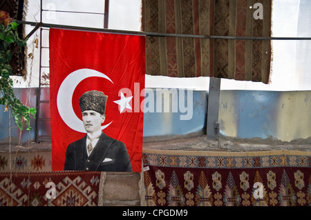 Bandiera turca con un ritratto di Mustafa Kemal Atatürk in un negozio di tappeti - Turchia Foto Stock