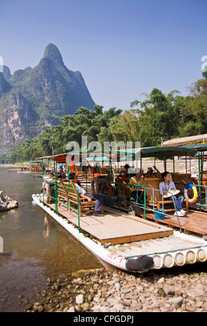 Zattere di legno sul fiume Li tra Guilin e Yangshuo, provincia di Guangxi - Cina Foto Stock