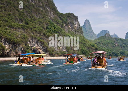 Zattere di legno sul fiume Li tra Guilin e Yangshuo, provincia di Guangxi - Cina Foto Stock