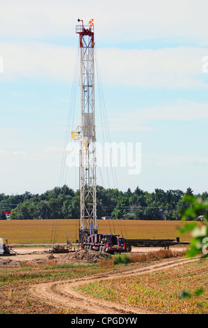 Attrezzatura di servizio di impostazione di un appena trapanato pozzo di gas per la produzione Foto Stock