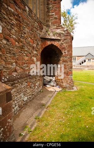 St Marys chiesa nel centro di Totnes, Devon, Inghilterra, Regno Unito, un luogo per i senzatetto a prendere rifiutare. Foto Stock