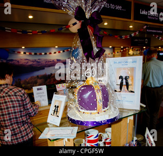 Queens Jubilee Souvenir sul display comprendente un fatto a mano la torta nella forma della corona Foto Stock