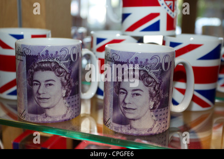 Queens Jubilee Souvenir sul display comprendente tazze con un £20.00 nota stampata su Foto Stock