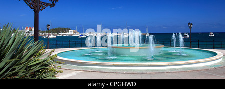 Un ornato fontana sul lungomare a Santa Eulalia resort, Isola di Ibiza, Isole Baleari, Spagna, Europa Foto Stock