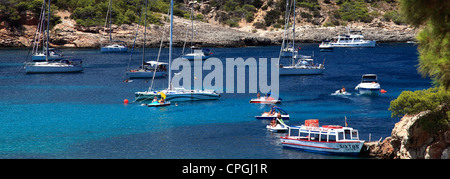 Le imbarcazioni turistiche nella baia isolata a Portinatx resort, Isola di Ibiza, Isole Baleari, Spagna, Europa Foto Stock