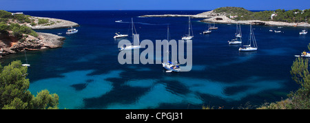 Le imbarcazioni turistiche in una appartata baia di Cala Xarraca, Isola di Ibiza, Isole Baleari, Spagna, Europa Foto Stock