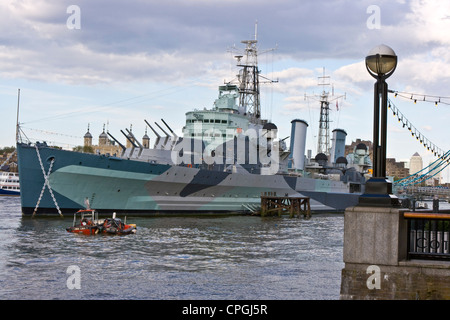 HMS Belfast Royal Navy 1930 incrociatore leggero ora una nave museo ormeggiato sul fiume Tamigi Londra Inghilterra Europa Foto Stock