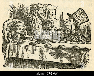 Circa 1910s edizione di Alice nel Paese delle Meraviglie. Il Mad Hatter, Marzo, la lepre e il ghiro al Mad Tea-Party da John Tenniel. Foto Stock