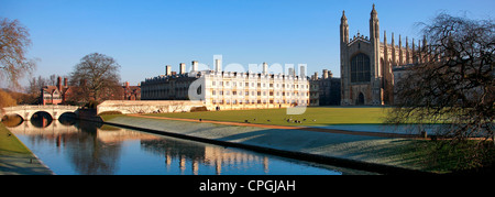 Fiume Cam e Clare College (sinistra), Kings College Chapel (a destra), il Kings College, spalle Cambridge, Cambridgeshire, Inghilterra Foto Stock