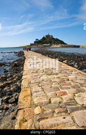 St Michael's Mount a Marazion in Cornovaglia, England, Regno Unito, con la Causeway in primo piano Foto Stock